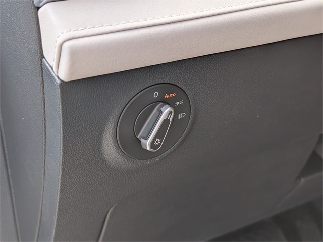 2025 Volkswagen Taos SE photo 13