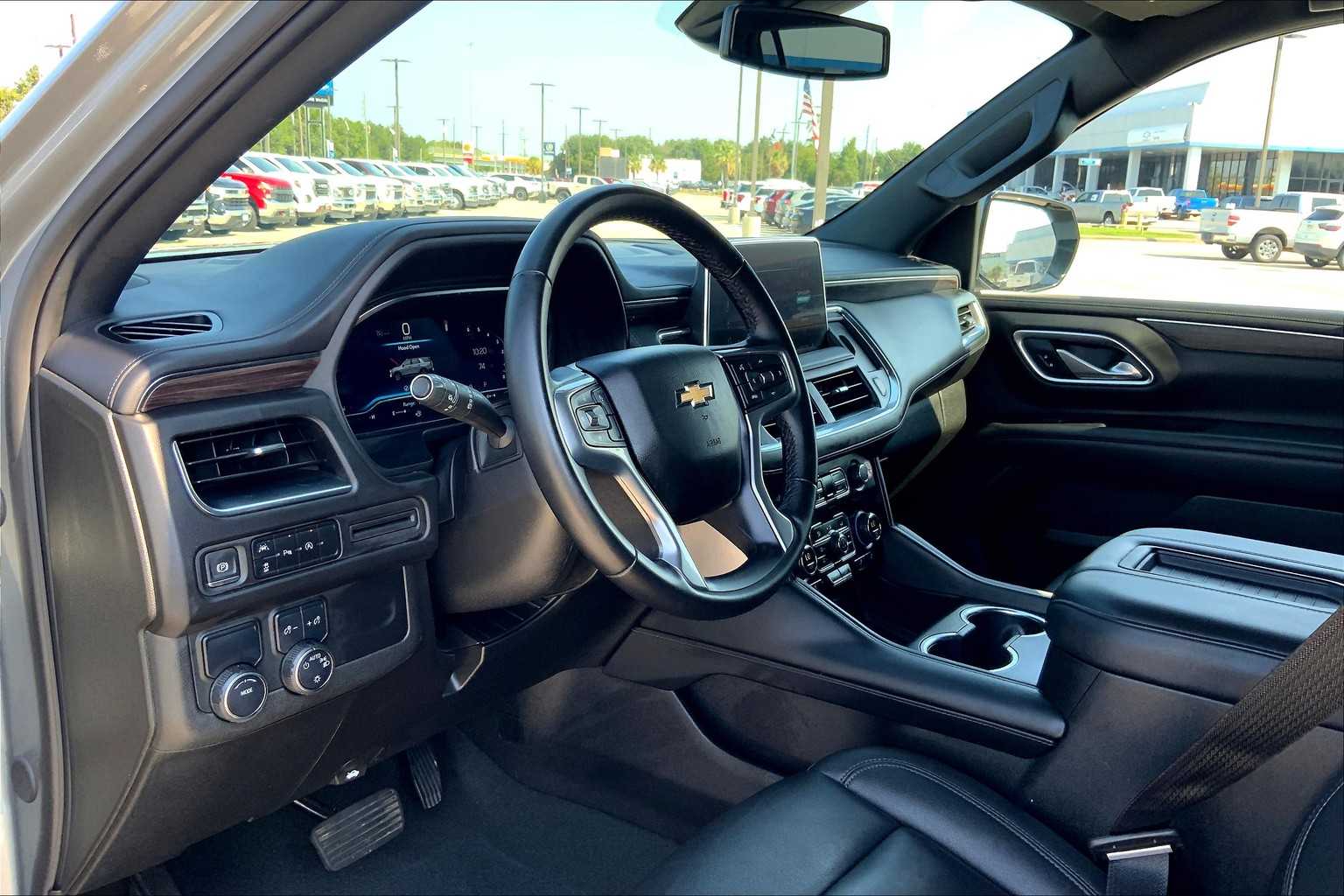 2024 Chevrolet Suburban LT photo 14