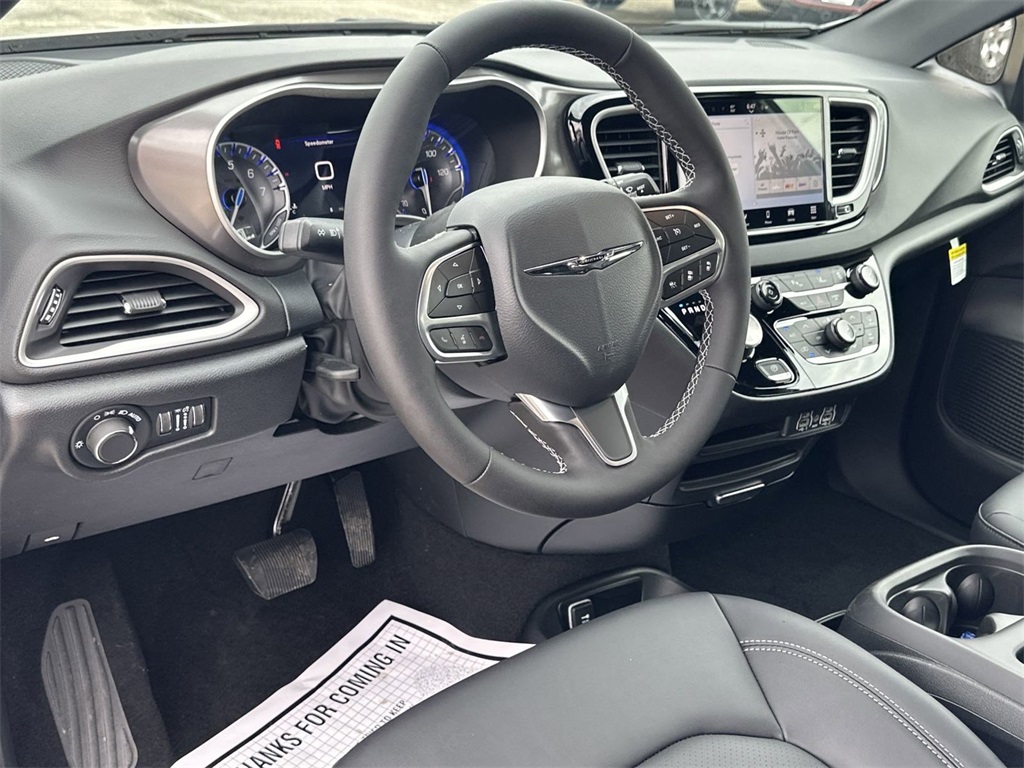 2025 Chrysler Voyager LX photo 12