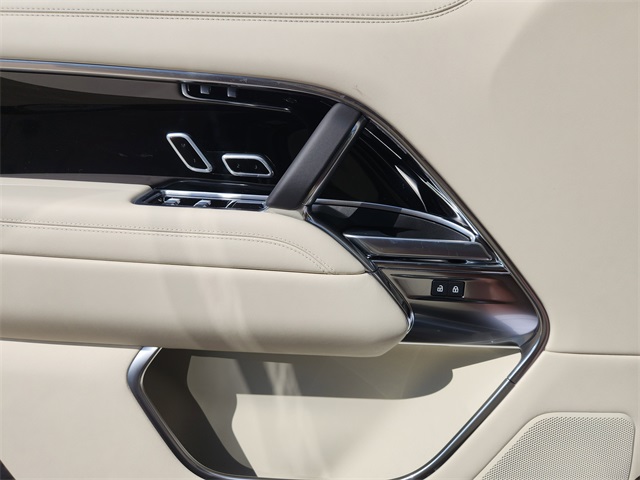 2025 Land Rover Range Rover SE photo 13