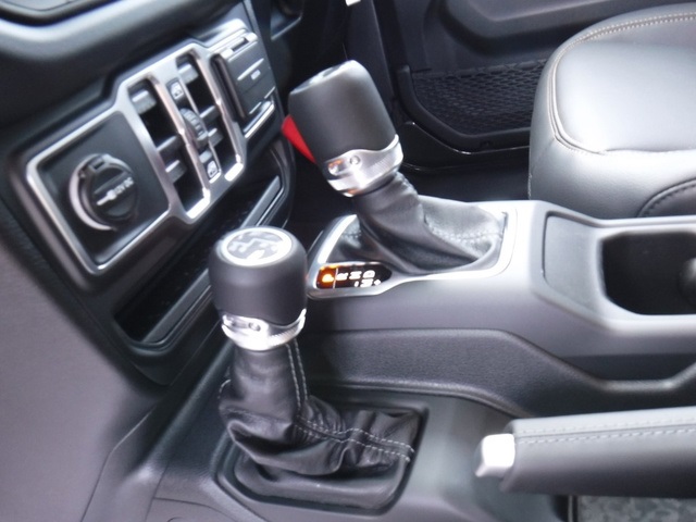 2025 Jeep Wrangler Sahara photo 19