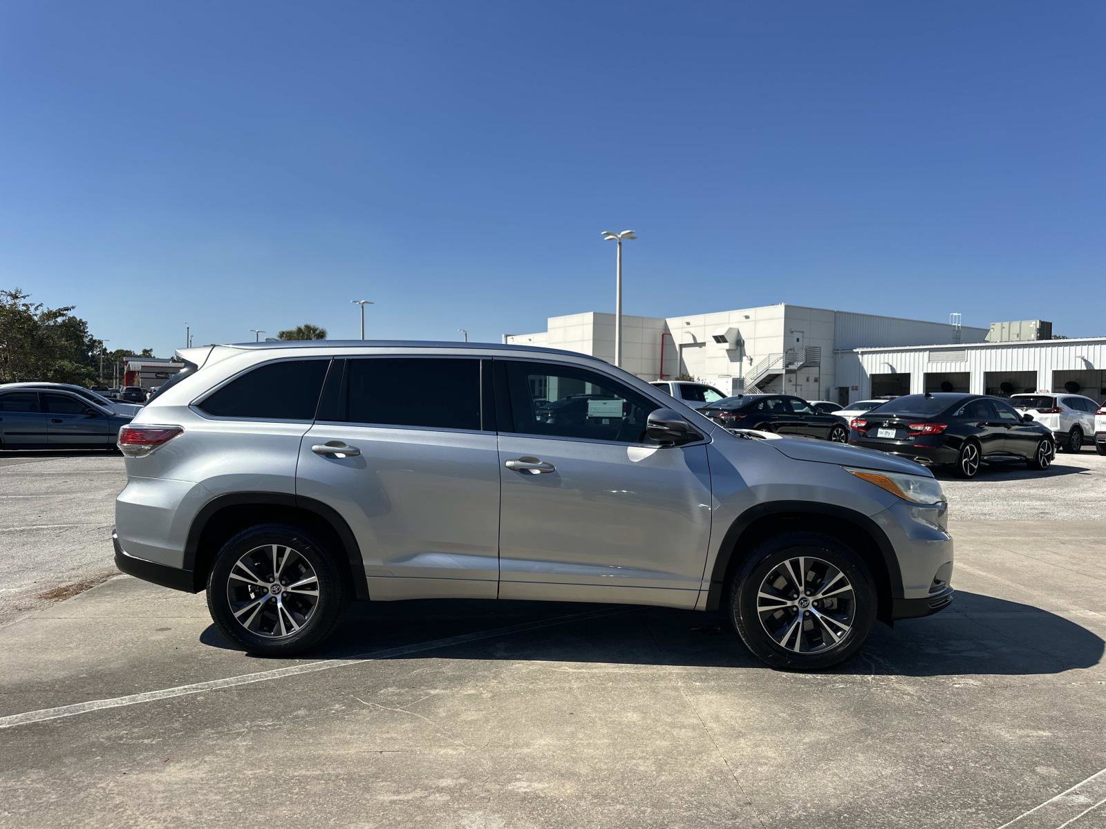 2016 Toyota Highlander XLE photo 3