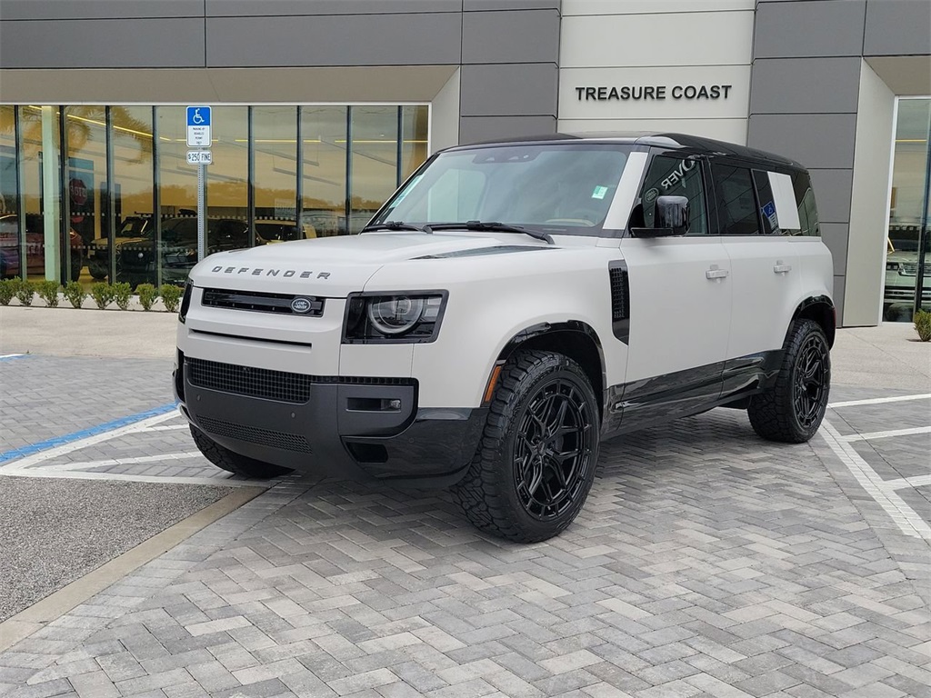 2026 Land Rover Defender X-Dynamic SE's photo