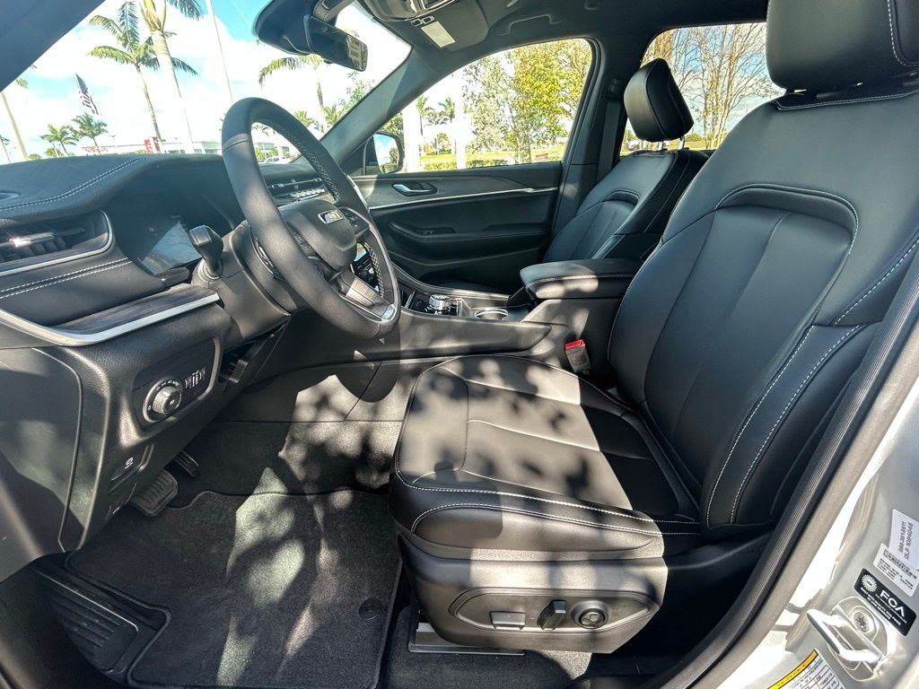 2025 Jeep Grand Cherokee Limited photo 9