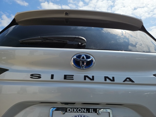2023 Toyota Sienna XLE photo 8