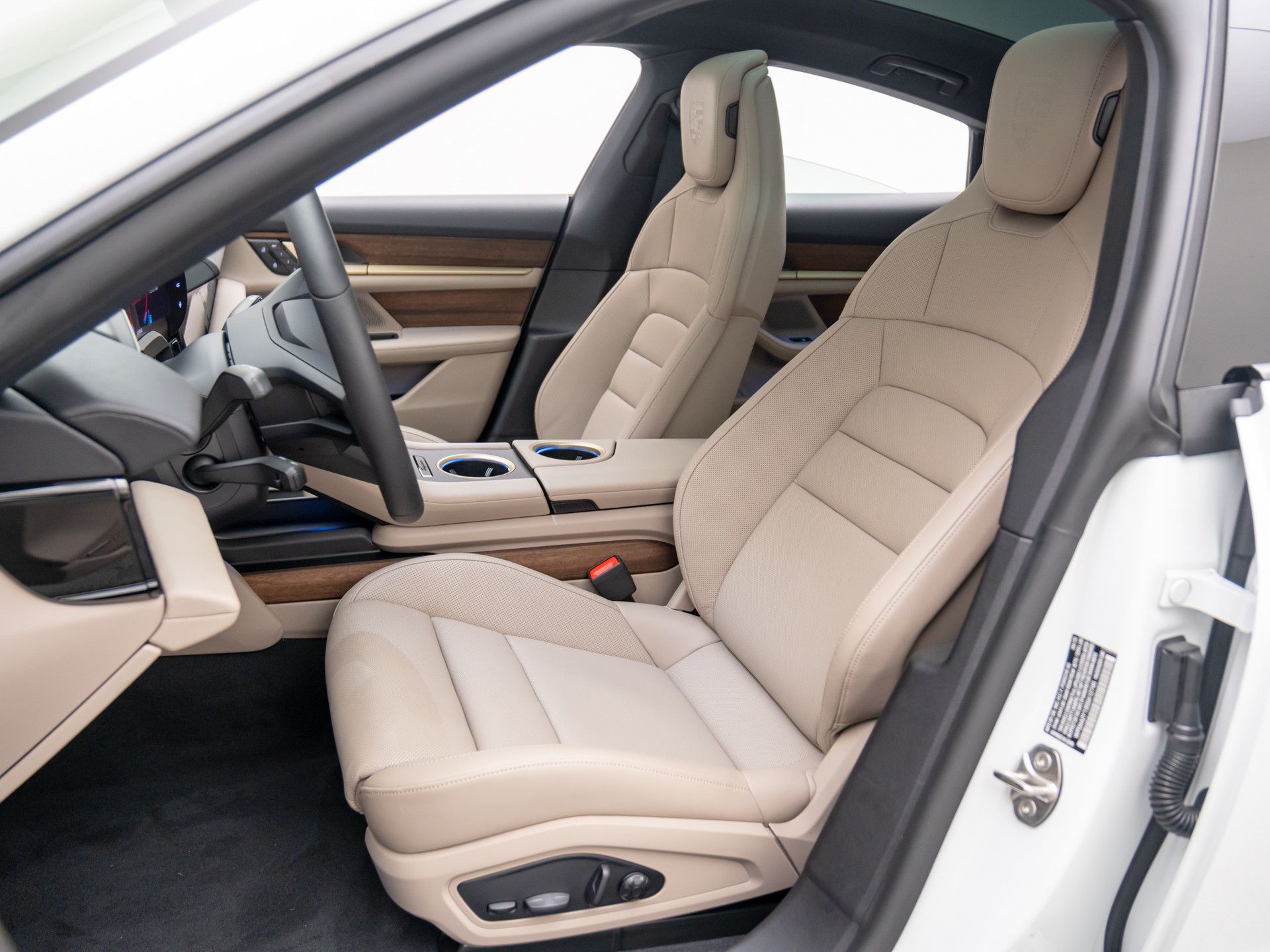2025 Porsche Taycan 4 photo 3