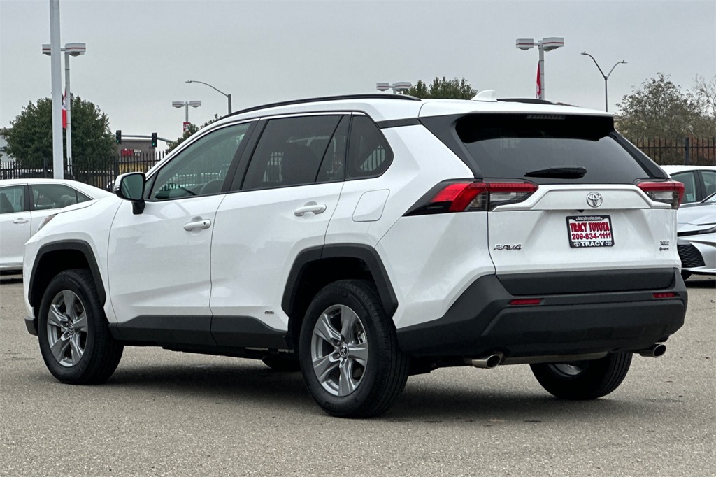 2025 Toyota RAV4 Hybrid XLE photo 4