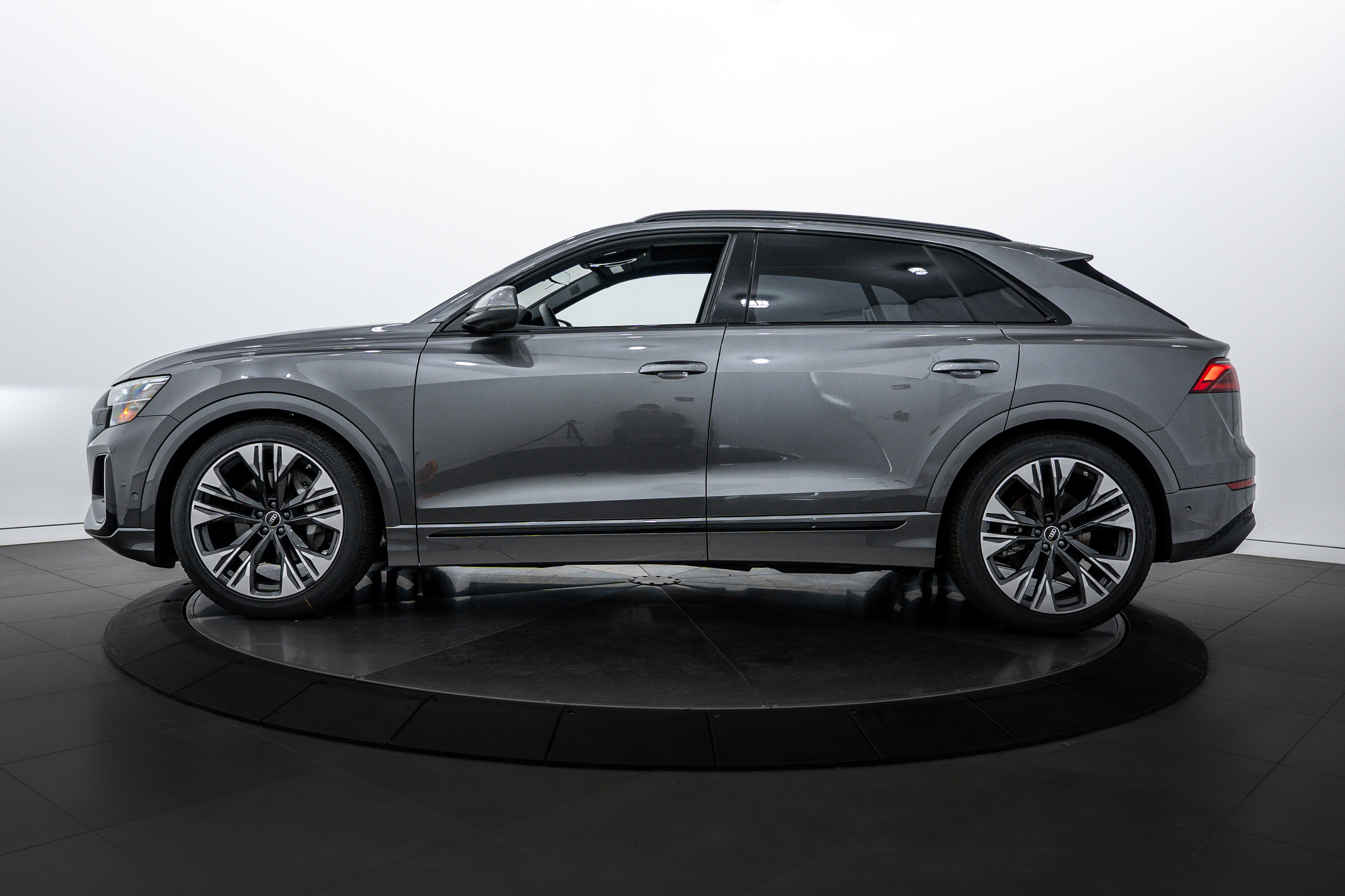 2025 Audi Q8 Premium Plus photo 4
