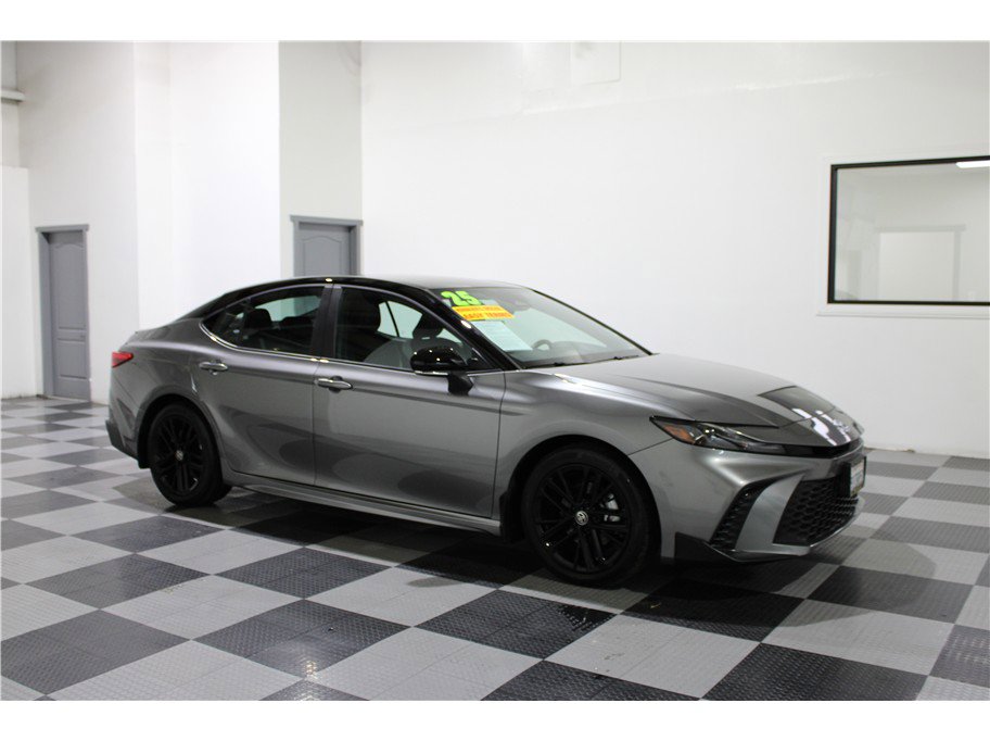 2025 Toyota Camry SE's photo