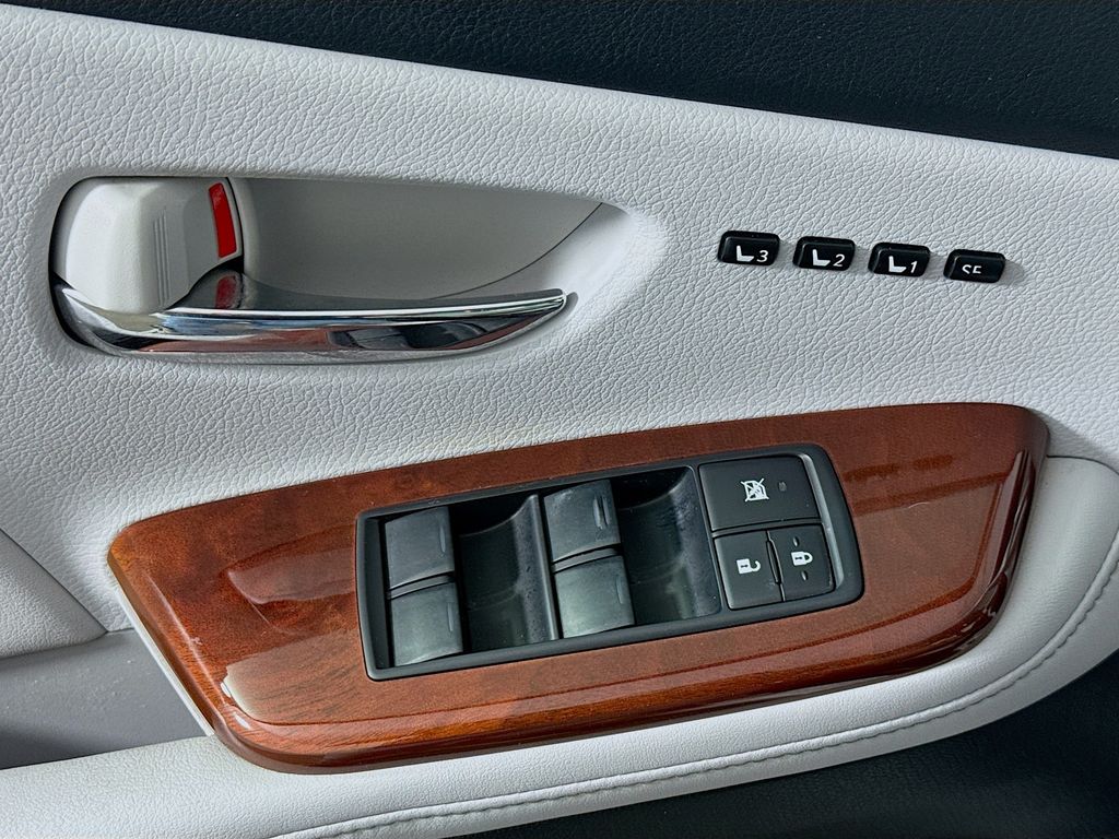 2010 Lexus HS 250h photo 19