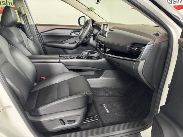 2023 Nissan Rogue SV photo 3