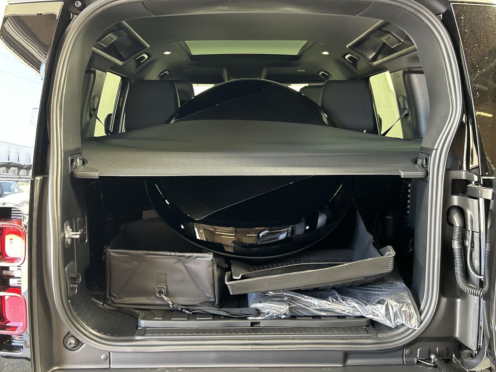 2025 Land Rover Defender 110 S photo 28