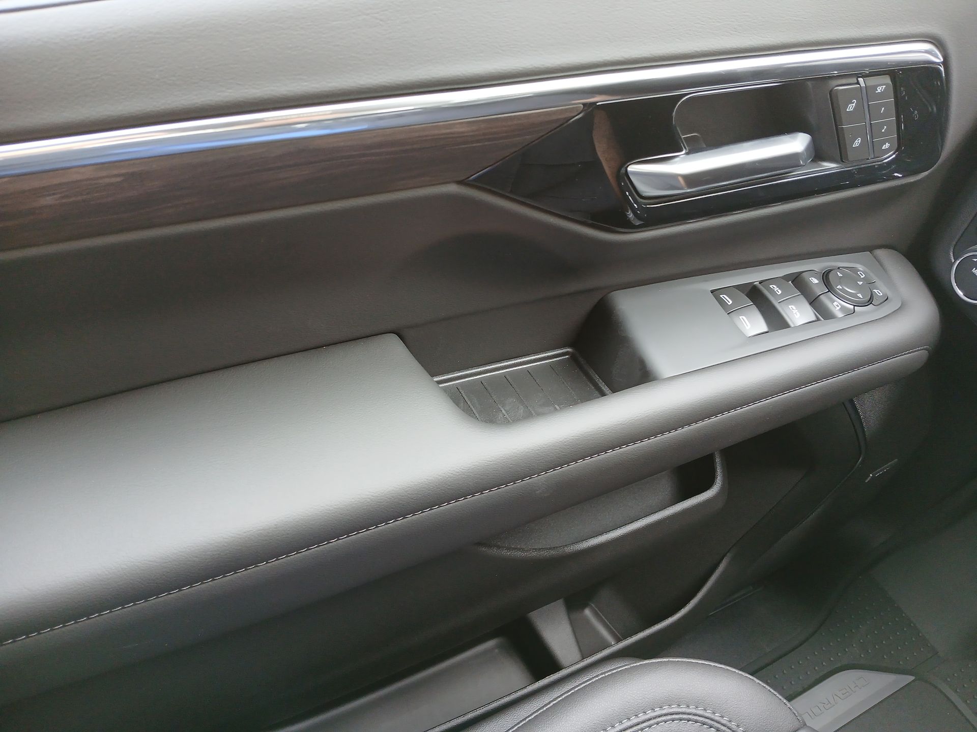 2025 Chevrolet Suburban LT photo 23