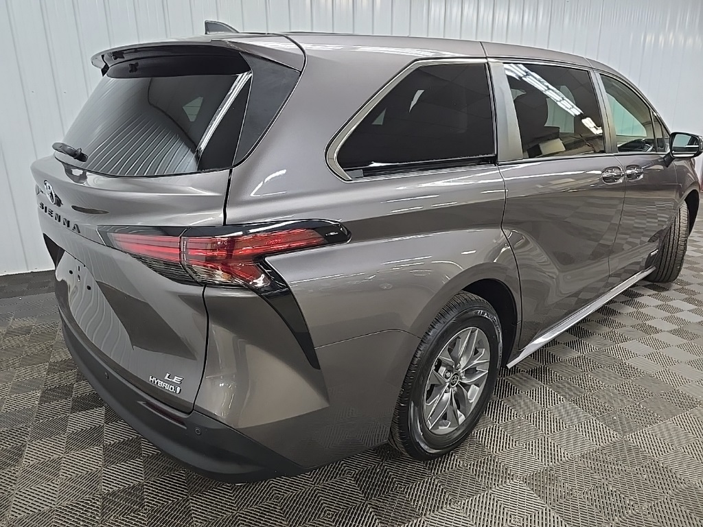 2021 Toyota Sienna LE photo 10