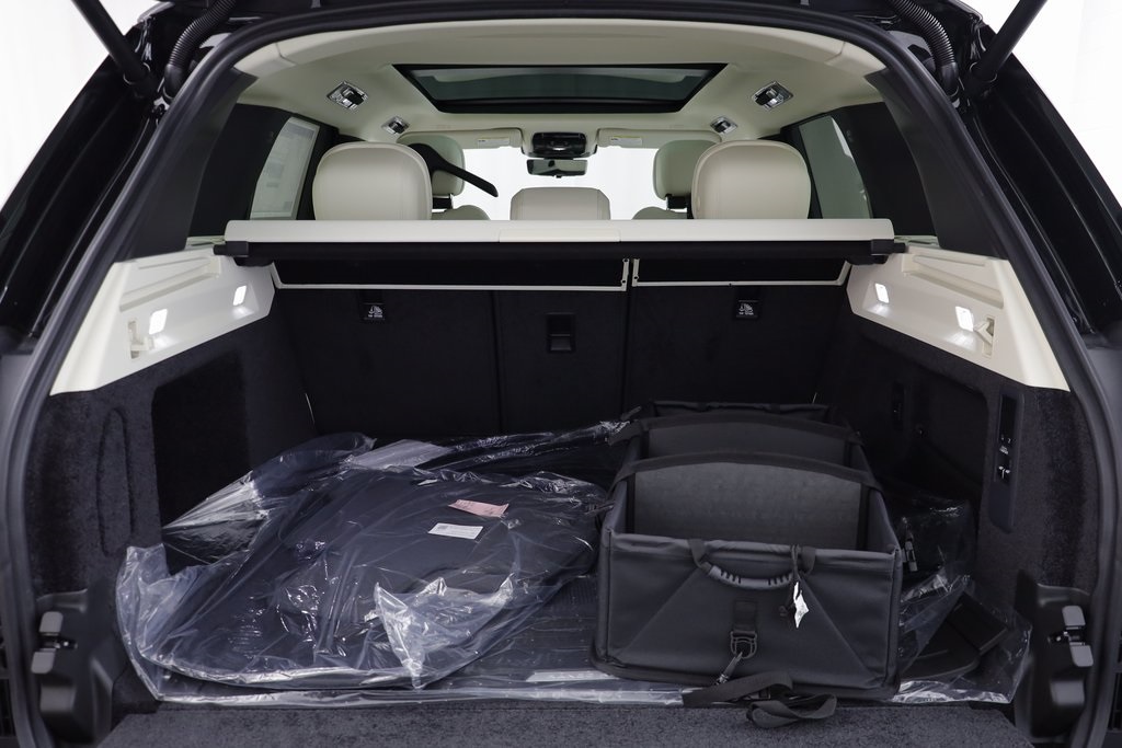 2025 Land Rover Range Rover SE photo 13