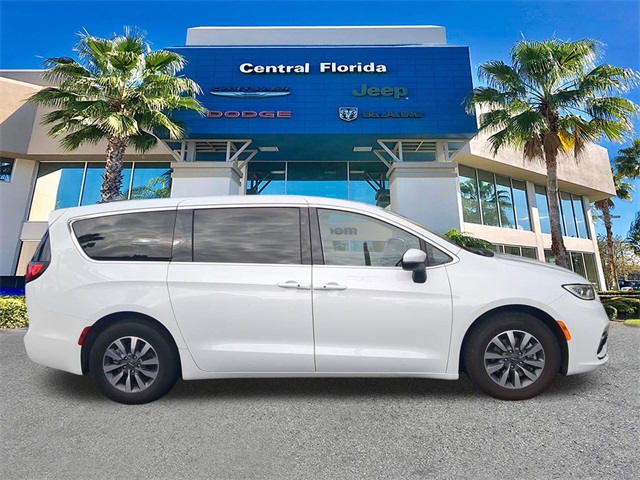 2023 Chrysler Pacifica Hybrid Touring L photo 2