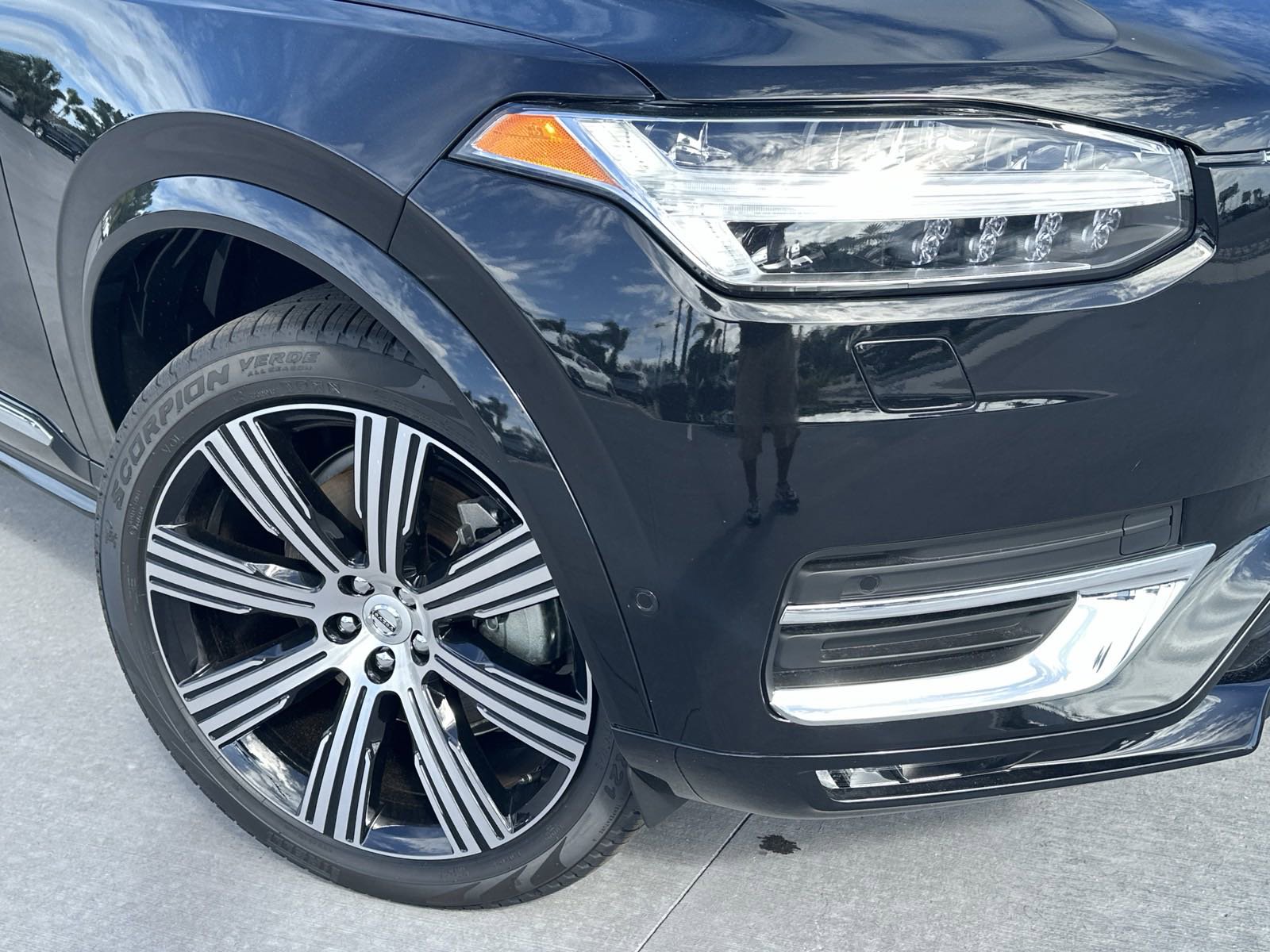 2025 Volvo XC90 AWD Plus photo 2