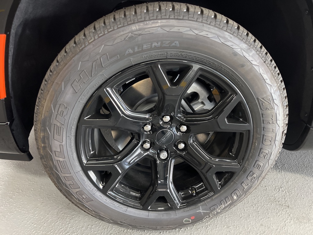 2025 Jeep Wagoneer L Carbide photo 3