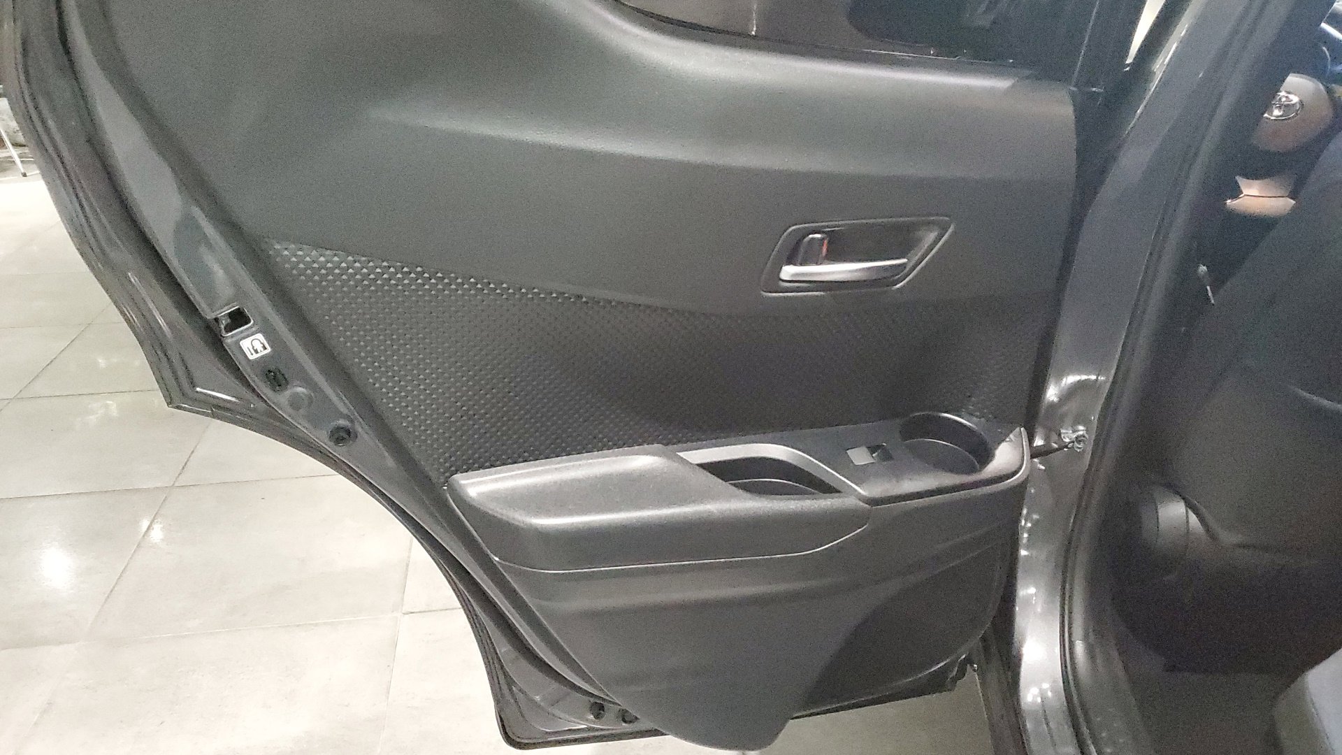 2022 Toyota C-HR XLE photo 13