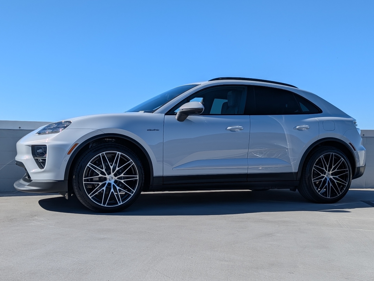 2025 Porsche Macan Electric photo 2