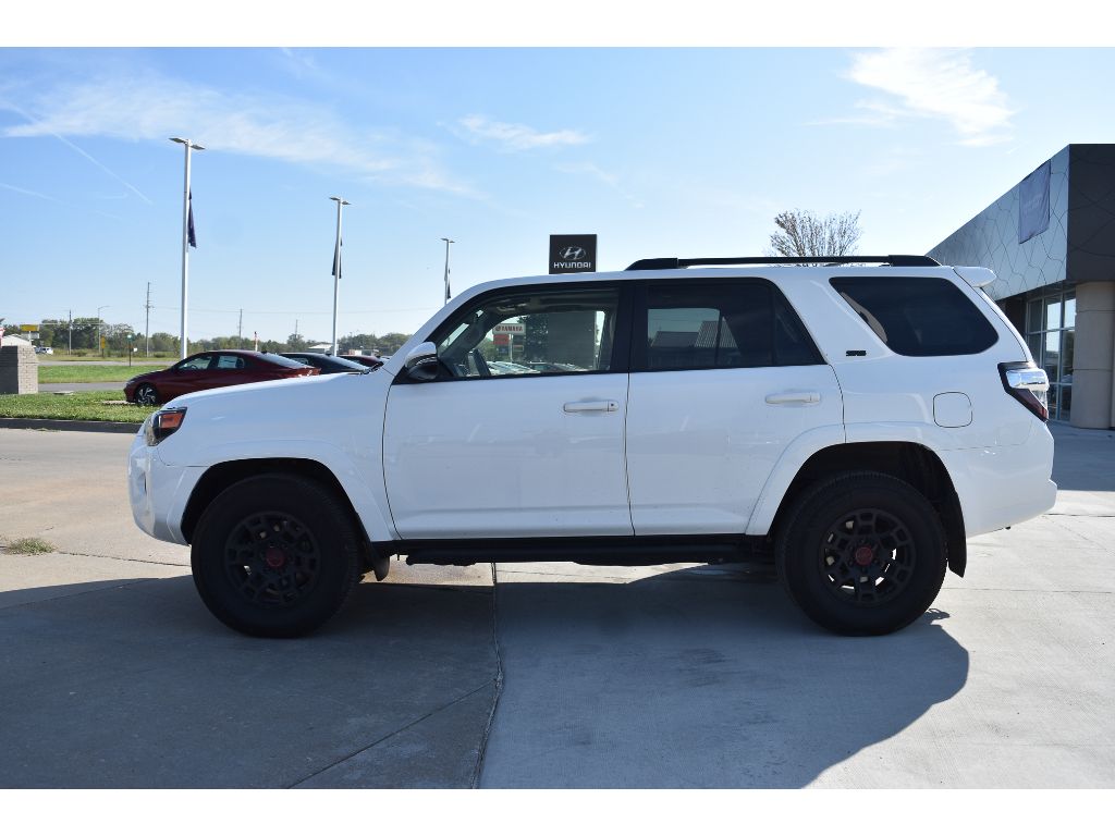2022 Toyota 4Runner SR5 Premium photo 2