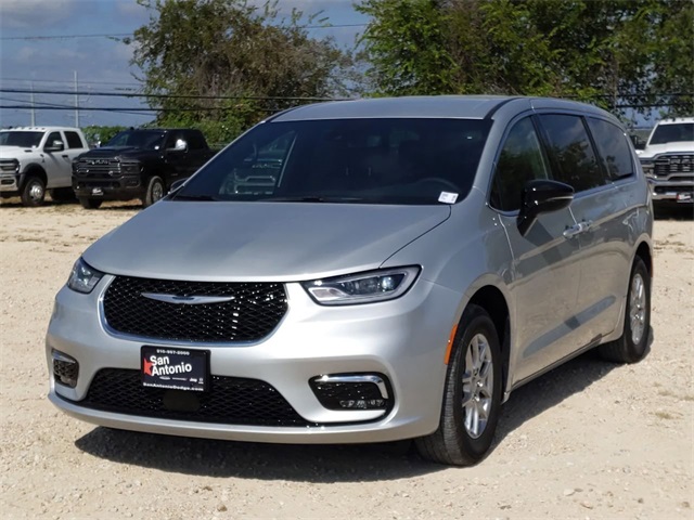 2026 Chrysler Pacifica photo 4