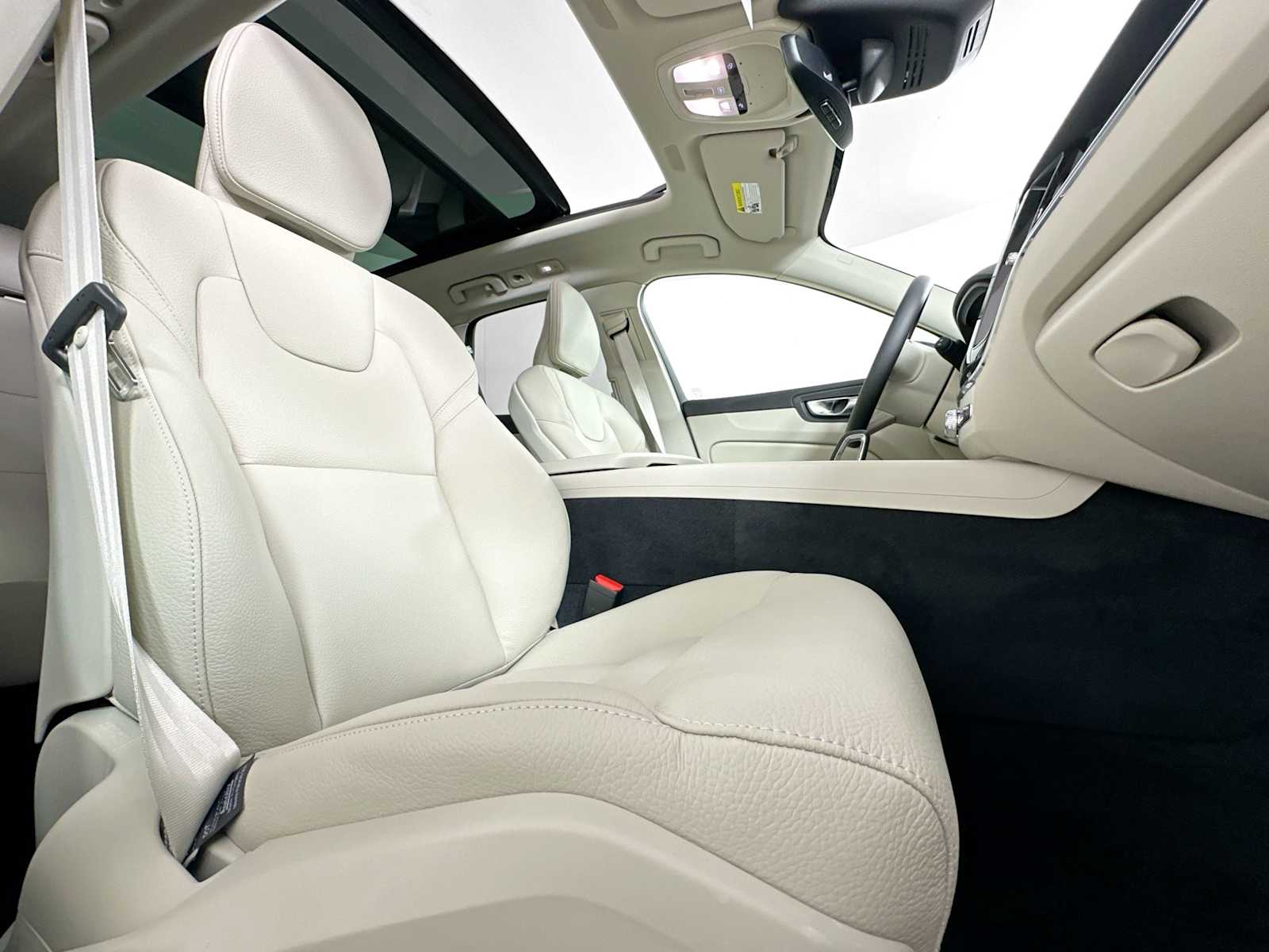 2025 Volvo XC60 T8 Plus photo 23