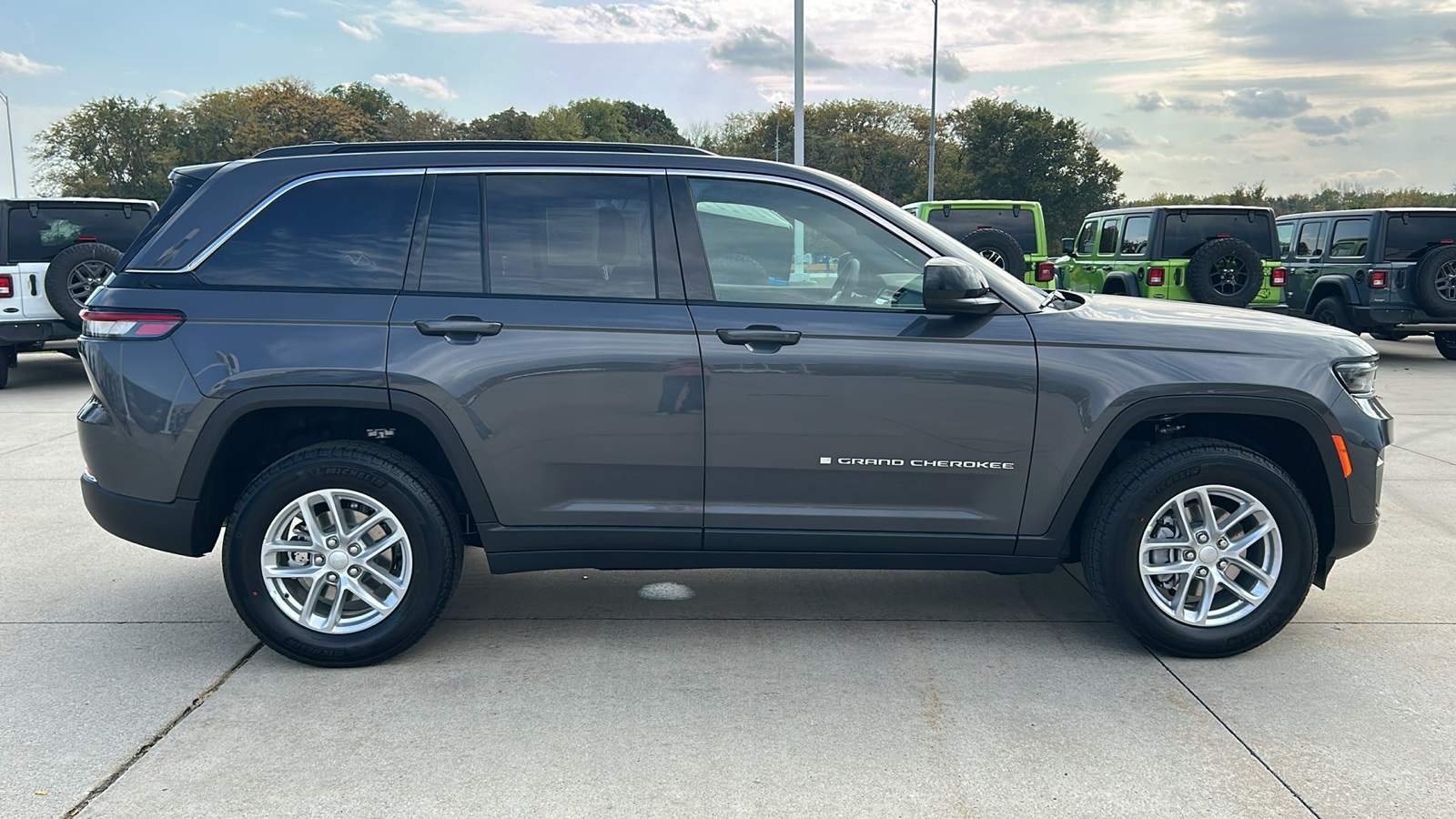 2025 Jeep Grand Cherokee Laredo photo 2