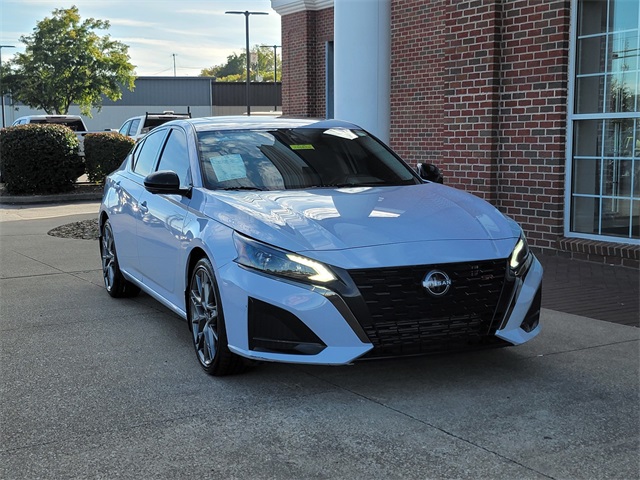 2023 Nissan Altima SR photo 3