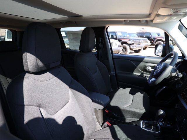 New 2023 Black Clear-Coat Exterior Paint Jeep Latitude image 20