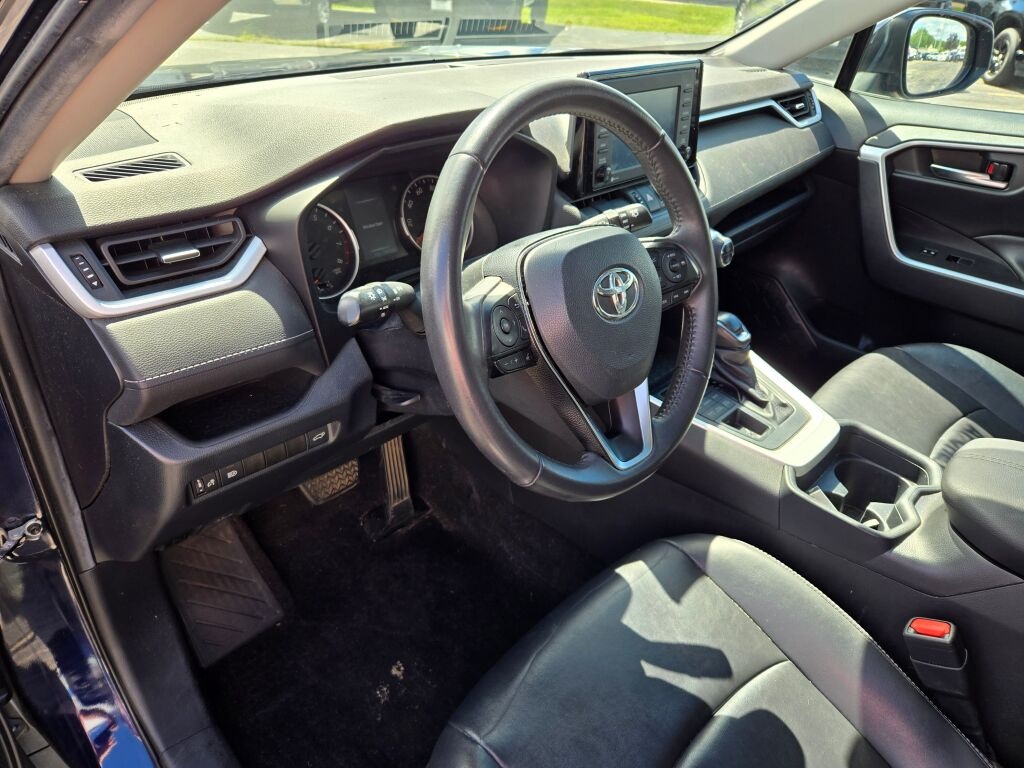 2020 Toyota RAV4 XLE Premium photo 19