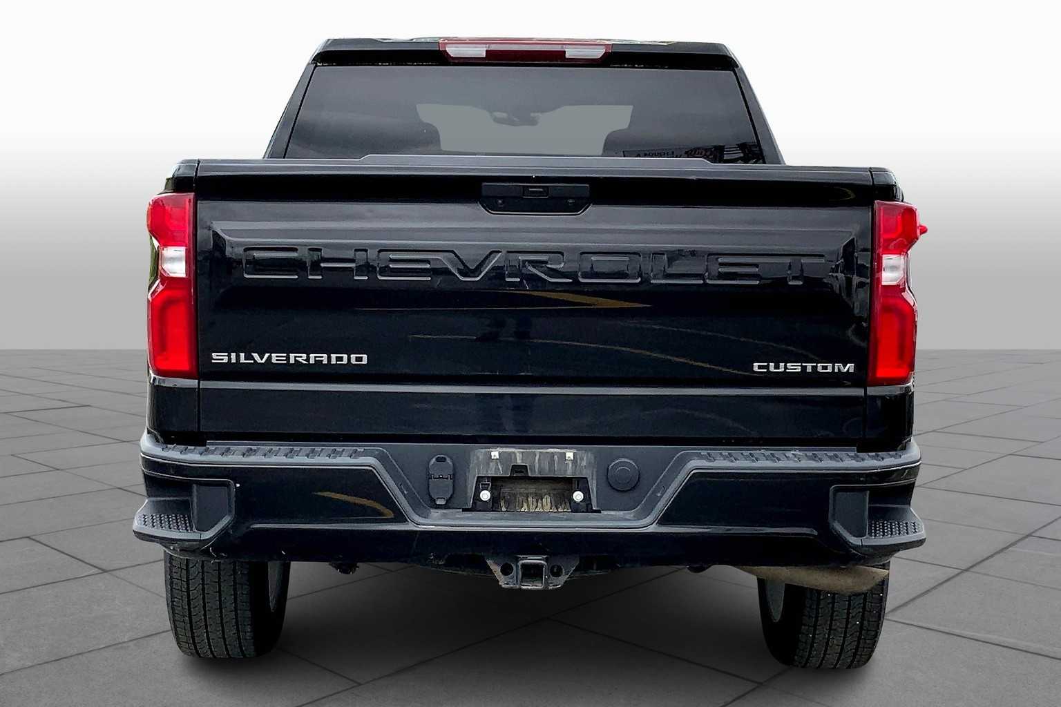 2022 Chevrolet Silverado 1500 Custom photo 2
