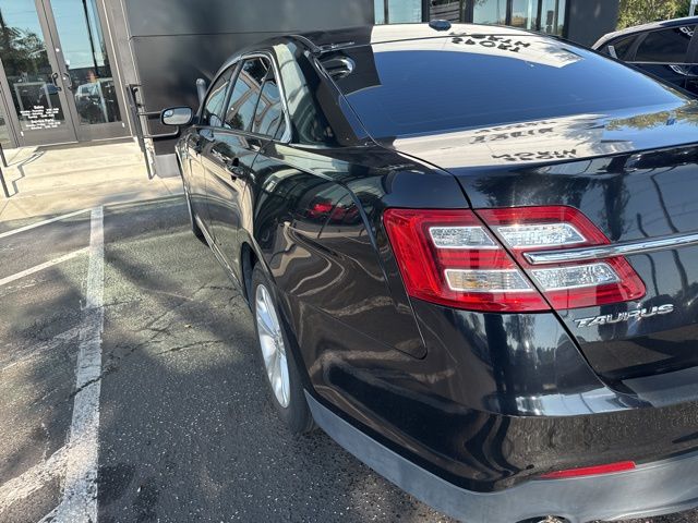 2017 Ford Taurus SE photo 4