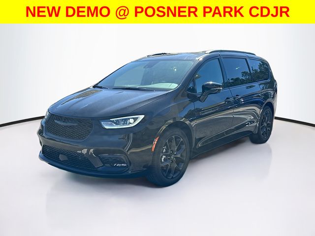 2026 Chrysler Pacifica Limited's photo