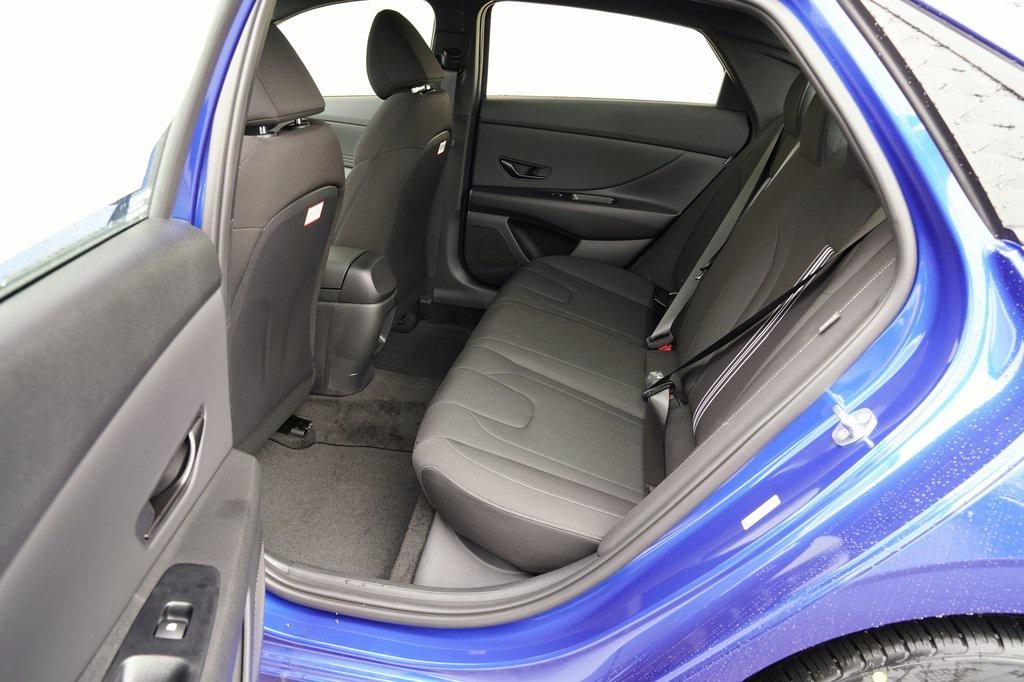 2025 Hyundai Elantra SEL Sport photo 18