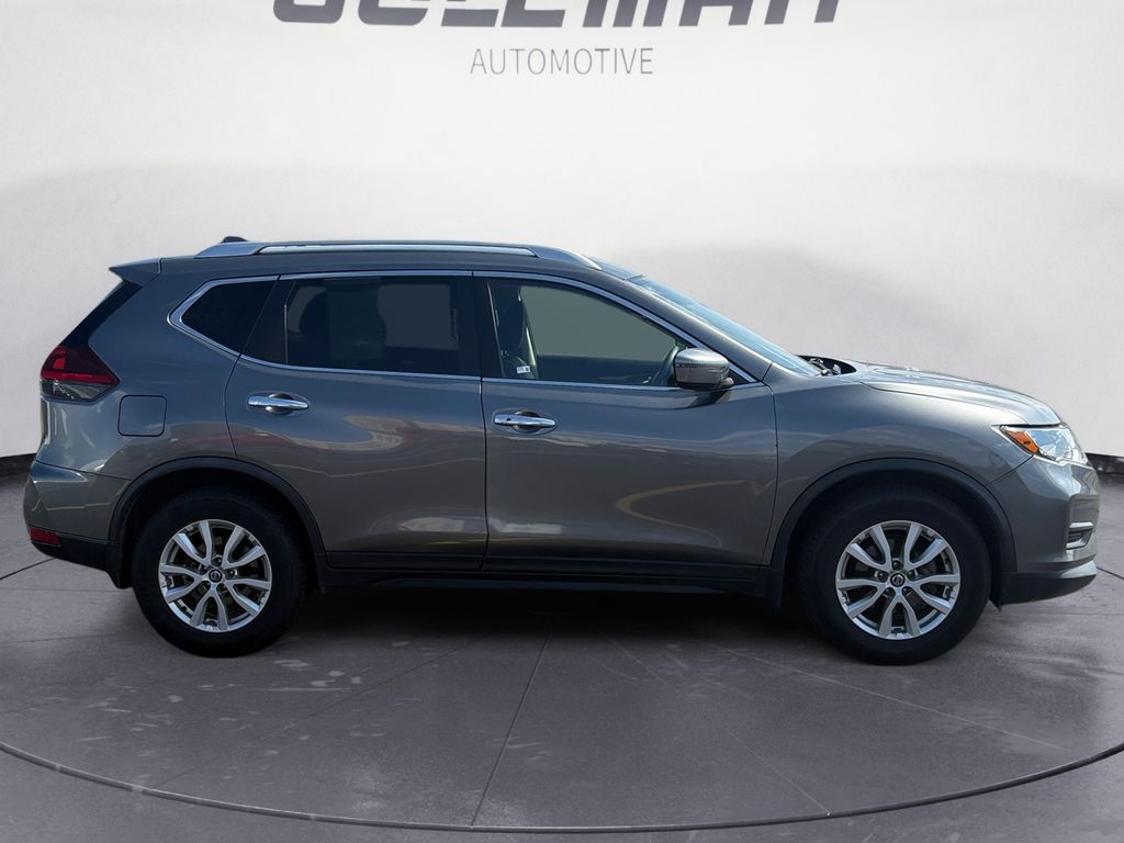 2019 Nissan Rogue SV photo 6