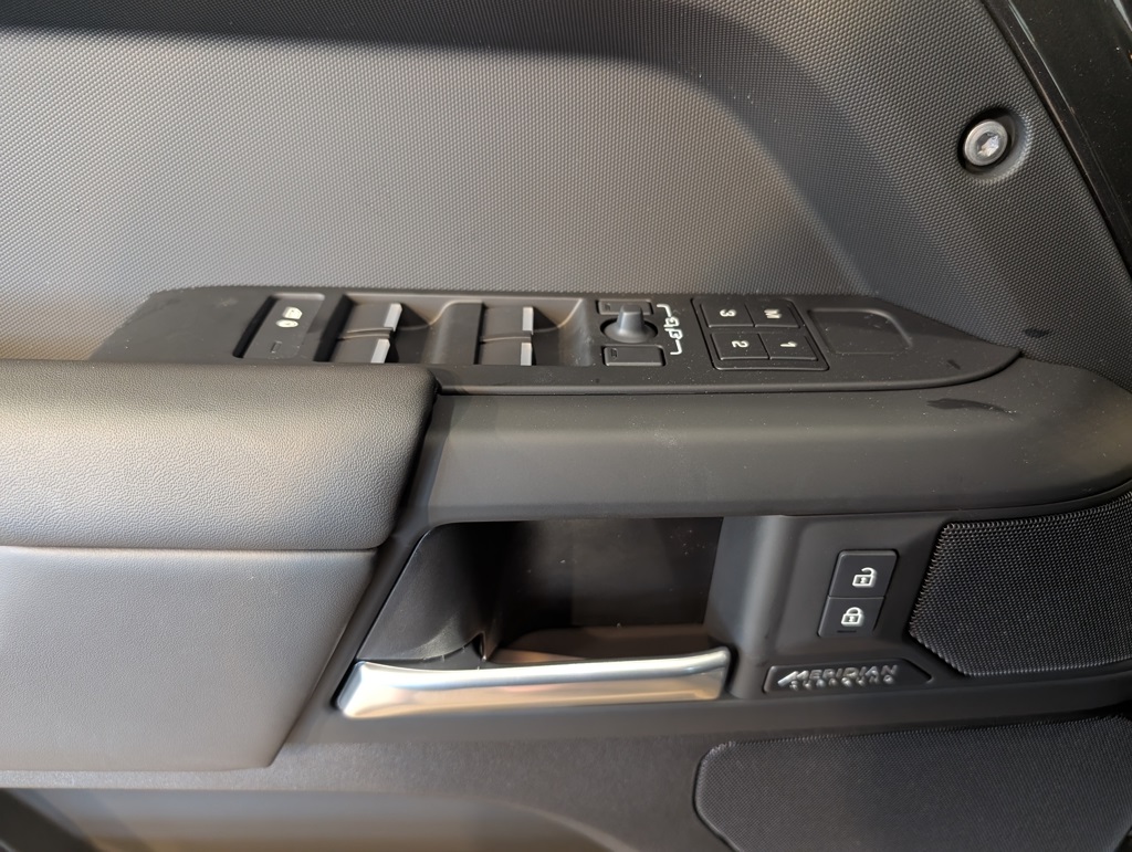 2025 Land Rover Defender 110 X-Dynamic SE photo 9