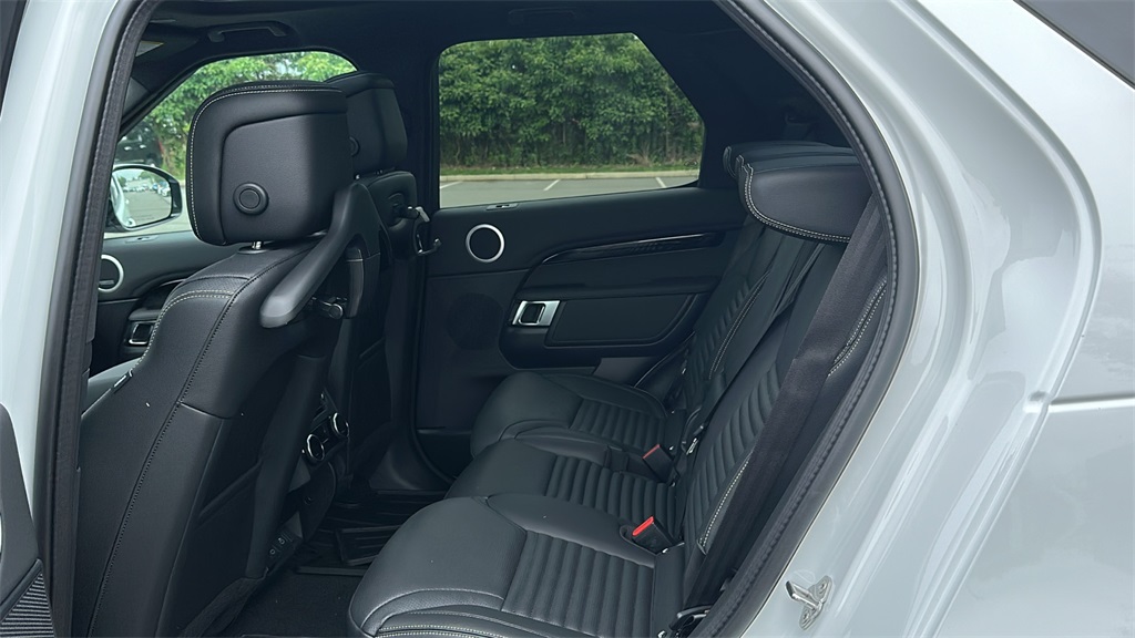 2025 Land Rover Discovery S photo 21