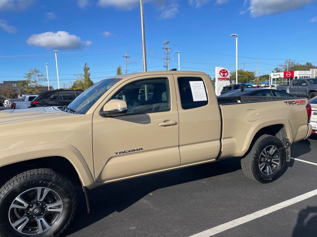 2019 Toyota Tacoma TRD Sport photo 3