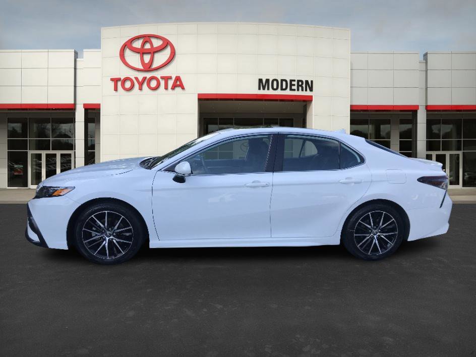 2024 Toyota Camry Hybrid SE photo 2