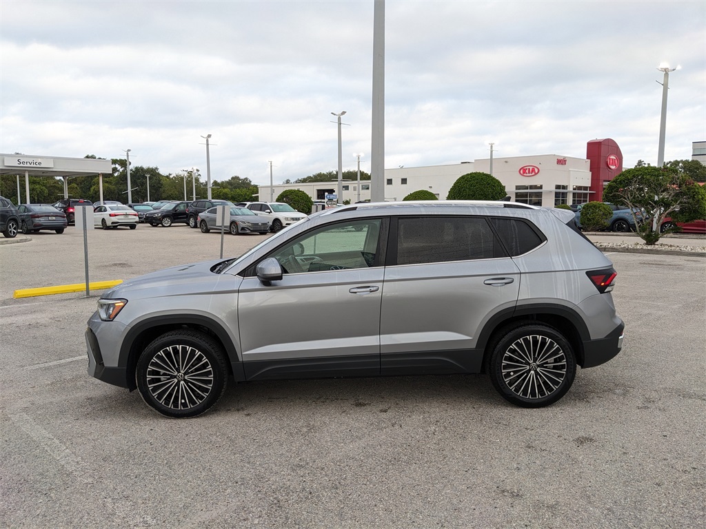2025 Volkswagen Taos SE photo 4
