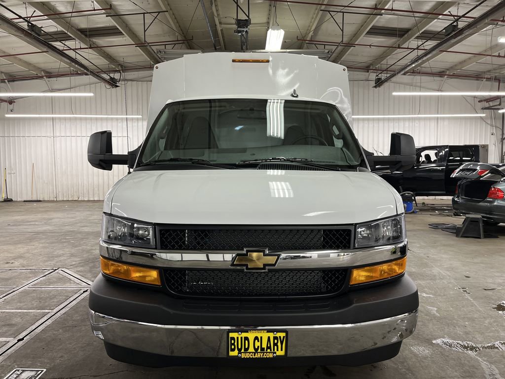2025 Chevrolet Express Cutaway 3500 photo 2