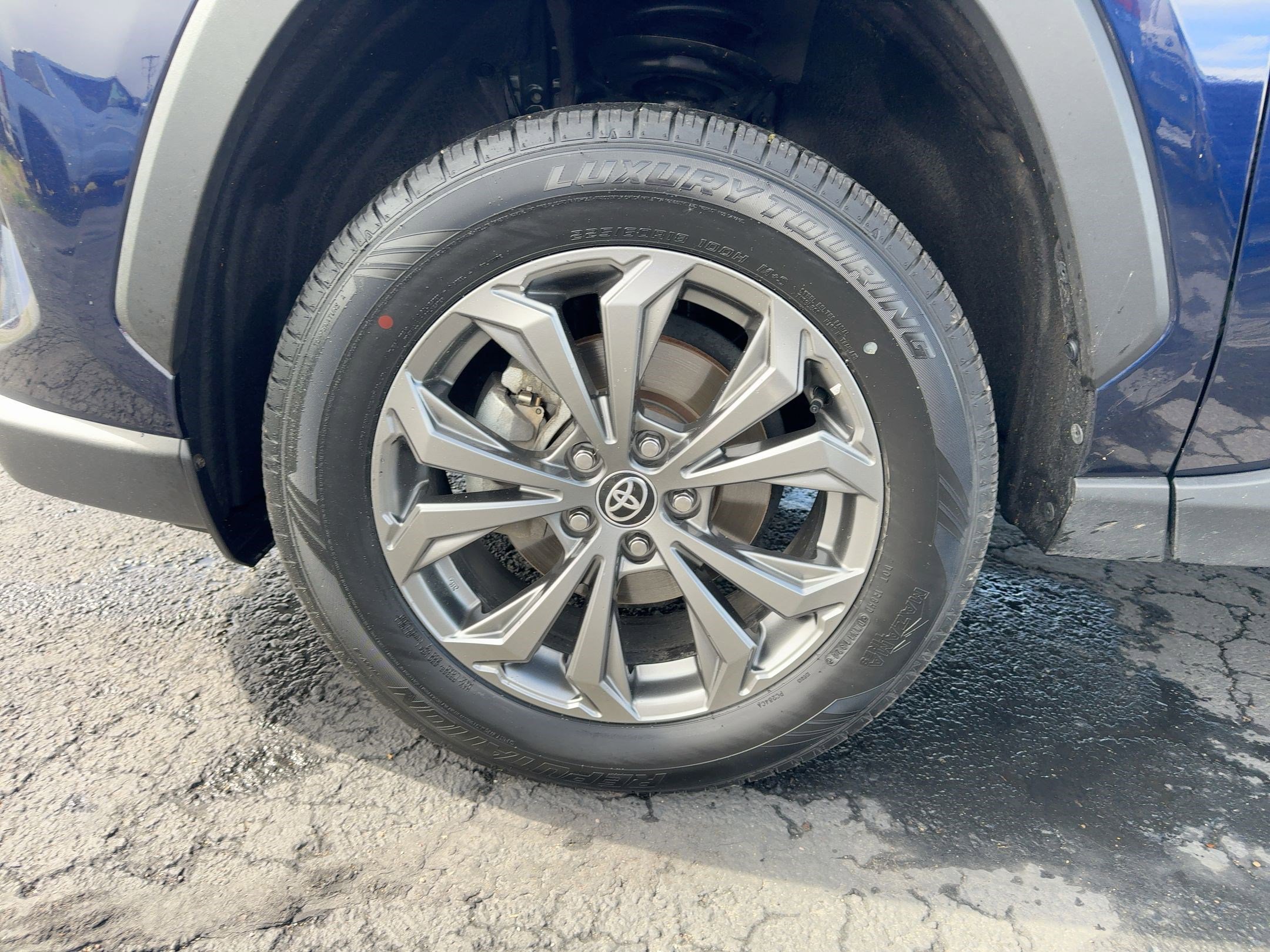 2022 Toyota RAV4 Hybrid XLE Premium photo 8
