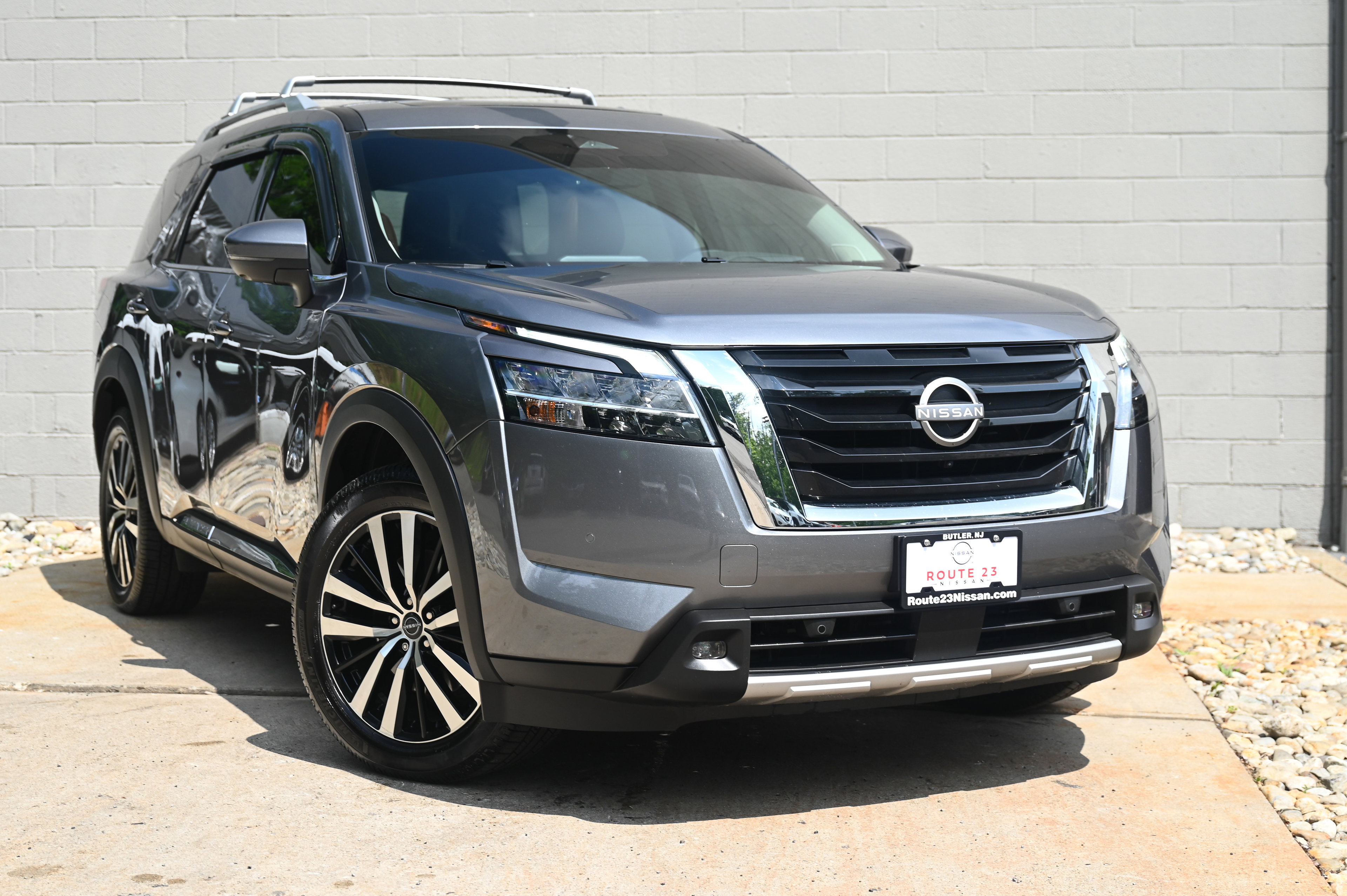 2023 Nissan Pathfinder Platinum photo 3