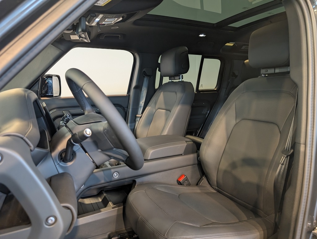 2025 Land Rover Defender 110 X-Dynamic SE photo 11