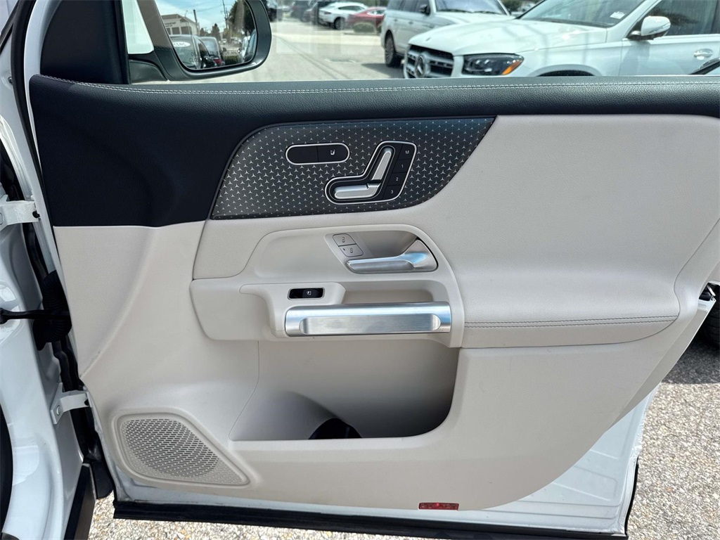 2025 Mercedes Benz GLB 250 photo 12