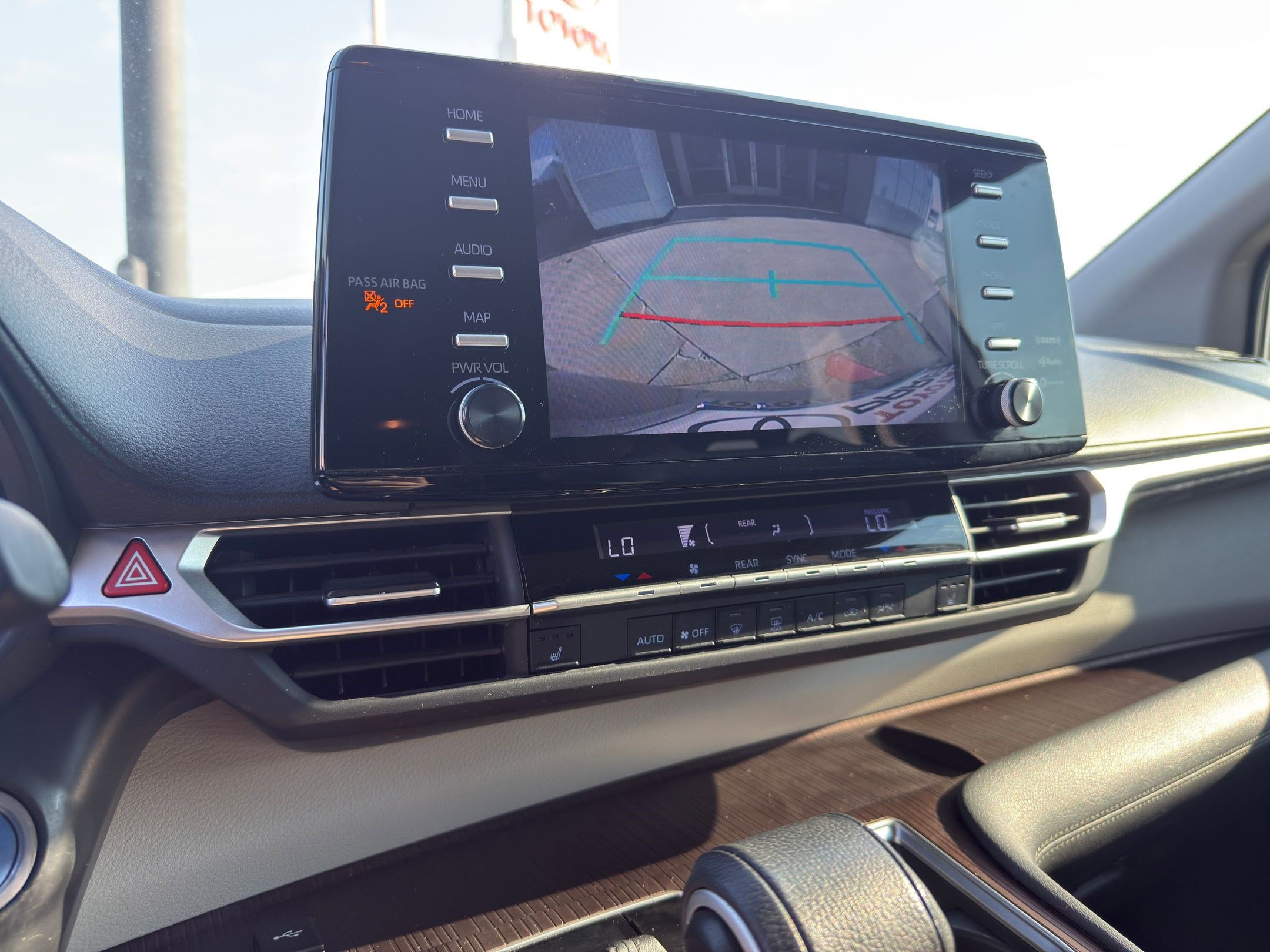 2022 Toyota Sienna XLE photo 22