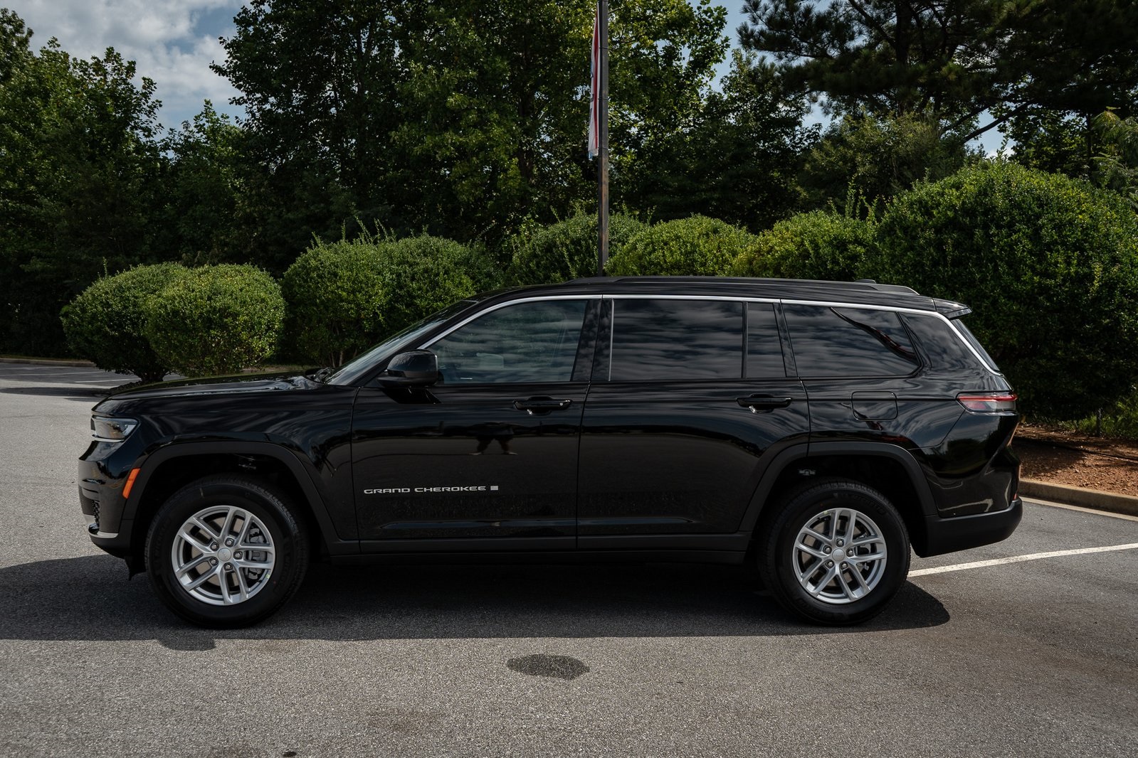 2025 Jeep Grand Cherokee Laredo Altitude photo 4