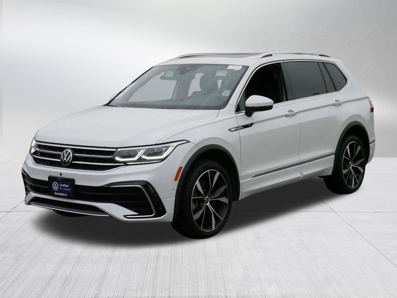 Used 2023 Volkswagen Tiguan SEL R-LINE with VIN 3VV4B7AX4PM131103 for sale in Brooklyn Center, Minnesota
