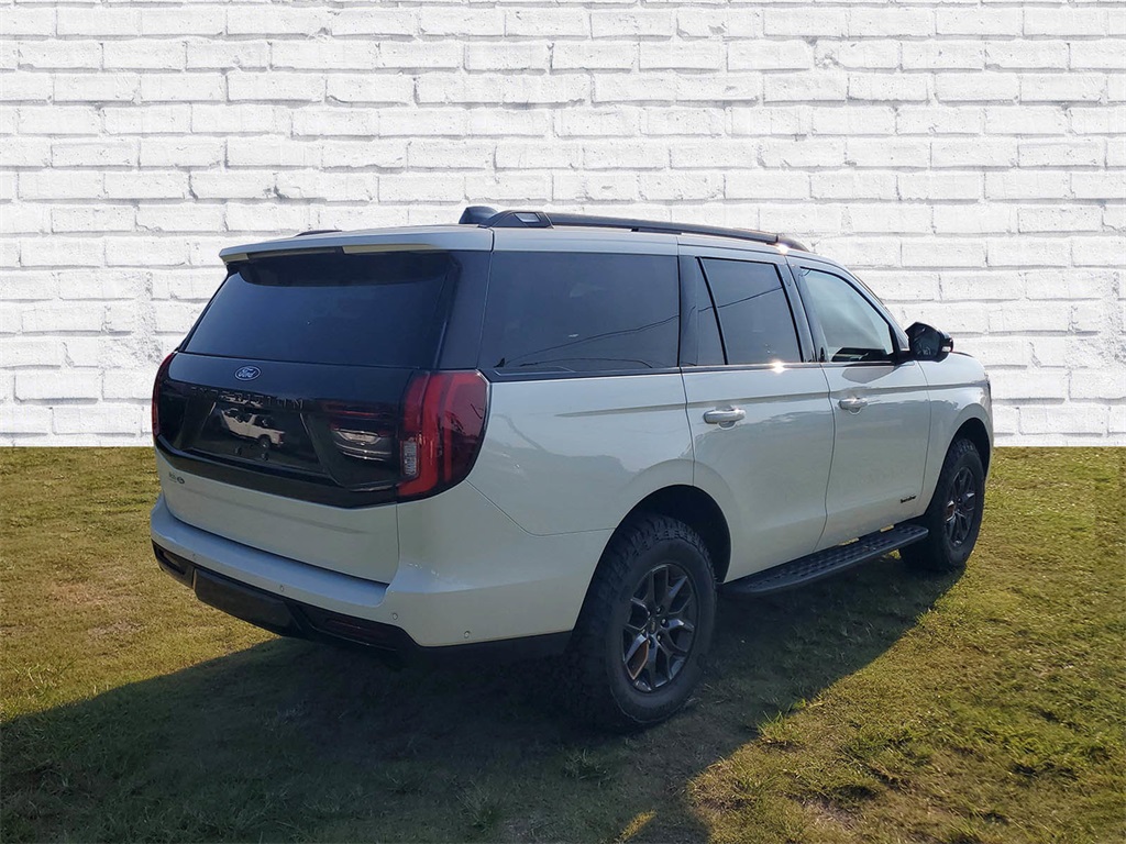 2025 Ford Expedition photo 2